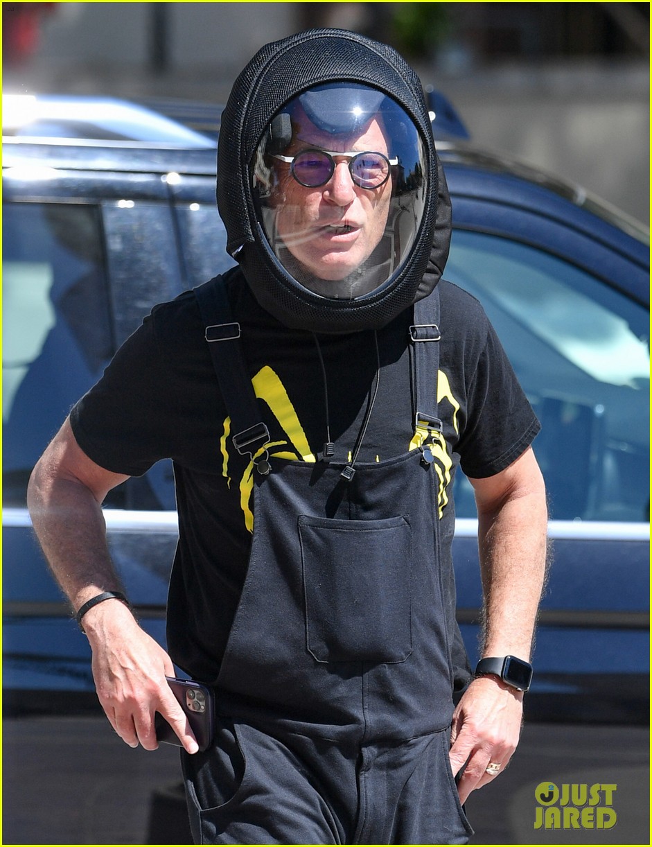 howie mandel astronaut helmet while out during pandemic 044536813